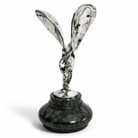 Spirit of Ecstasy Bronzeskulptur – rückseitige Gesamtansicht auf Marmorsockel