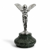 Spirit of Ecstasy Skulptur – frontale Gesamtansicht auf rundem Marmorsockel